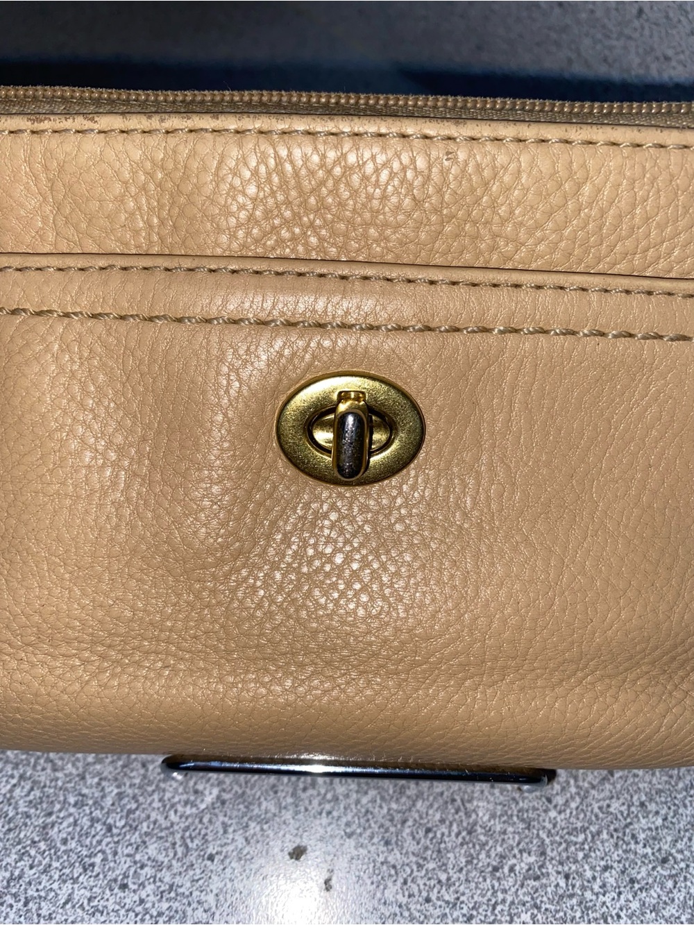 Coach Park F49472 Pebbled Leather Turnlock Wristlet Beige Stone GUC - Picture 3 of 11